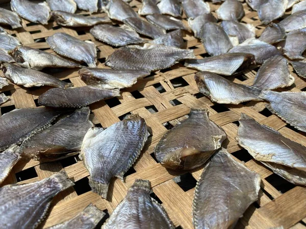 竹地板上的咸咸鱼干 — 图库照片