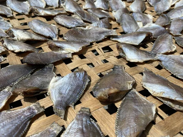 Poisson Sec Tilapia Nile Salé Sur Plancher Bambou — Photo