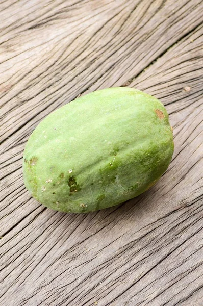 Fruta Papaya Verde Tablón Madera —  Fotos de Stock