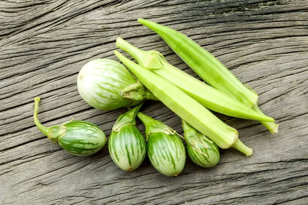 Berenjena Okra Suelo Madera —  Fotos de Stock