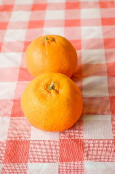 Taze Portakalı Kumaş Masasının Üzerine Kapat — Stok fotoğraf