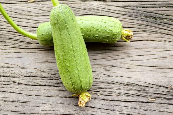 Groene Spons Kalebas Houten Vloer Luffa Cylindrica — Stockfoto