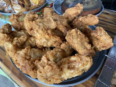 Sokak yemeklerinde kızarmış tavuk yakın.