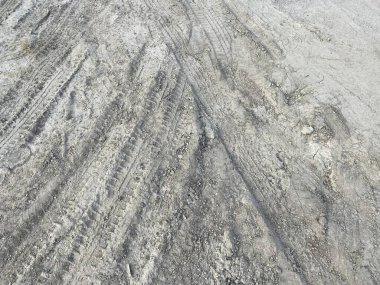 Yerde kuru teker izi var.