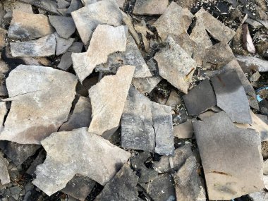 Yerdeki kiremit kırıldı.