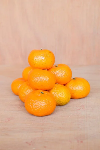 Orange Auf Holzboden — Stockfoto