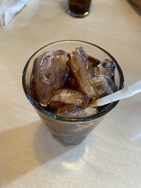 Verre Cola Avec Glace Sur Table Bois — Photo