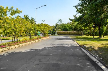 Doğa bahçesindeki yolu kapatın.