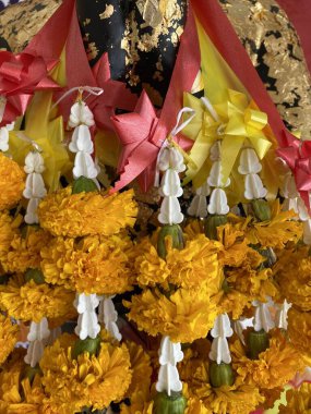 kadife çiçekleri çelenk deseni 