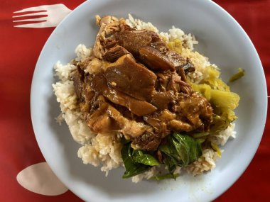 Güveç, domuz budu ve sıcak pirinç. 