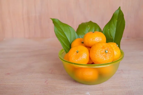 Naranja Sobre Piso Madera —  Fotos de Stock