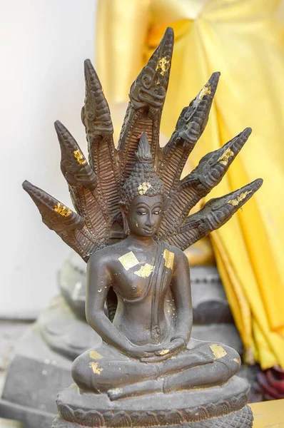 泰国公共庙宇中的黄金佛像 — 图库照片