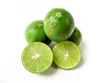 Taze yeşil kireç meyvesi beyaz sırtlı
