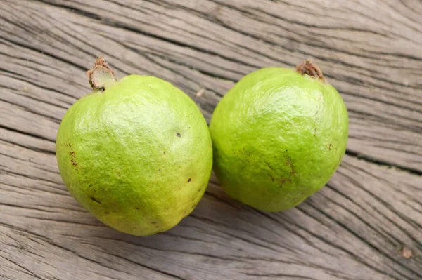 Ahşap Zeminde Yeşil Guava — Stok fotoğraf