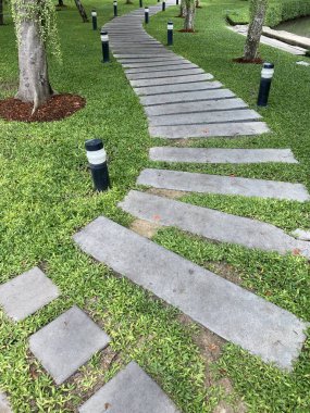 Doğa bahçesinde çimento tabakları