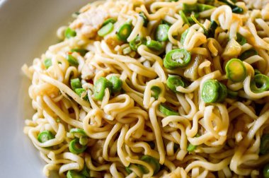 Tahta masada kuru erişte.