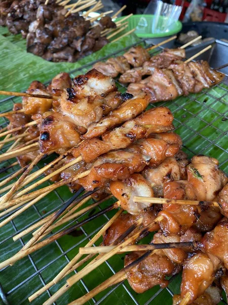 Close Grilled Chicken Skewers Green Banana Leaf Sale Market — Stock Photo, Image