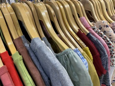 Demir direğin renkli askılarını kapatın.