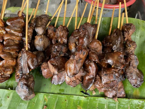 Fechar Espetos Frango Grelhados Uma Folha Banana Verde Para Venda — Fotografia de Stock