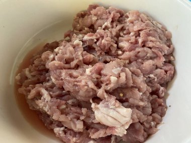 Tavuk etini pişirmek için kapatın.