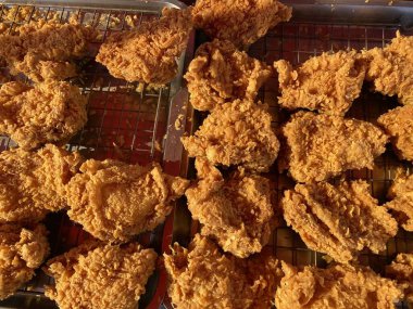 Markette kızarmış tavuk.