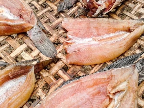 竹地板上的咸鱼干 — 图库照片