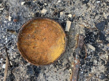 Kül ve teneke kutuyu yere yakın.