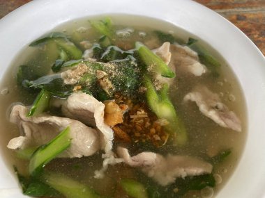 Sebze ve domuz çorbası.