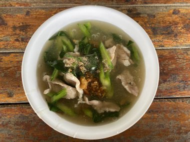 Sebze ve domuz çorbası.