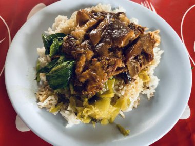 Güveç, domuz budu ve sıcak pirinç. 