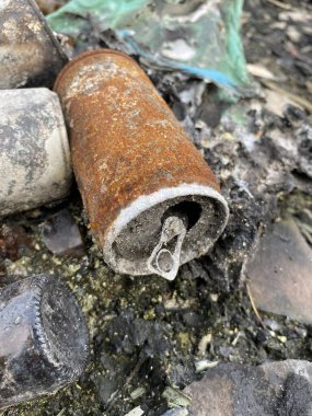 Yerdeki paslı teneke kutuyu kapat.