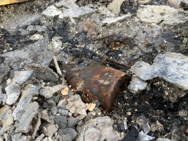 Yerdeki paslı teneke kutuyu kapat.