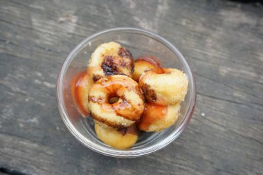 Masadaki tatlı çöreği kapat.