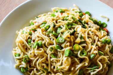 Tahta masada kuru erişte.