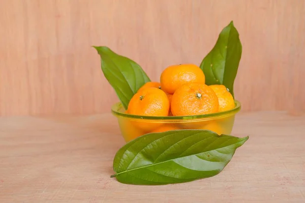 Laranja Fresca Chão Madeira — Fotografia de Stock