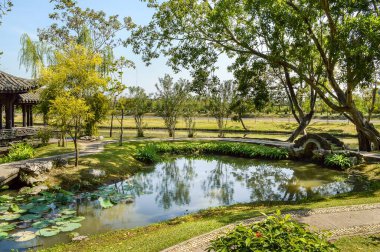 Doğa bahçesindeki göleti kapatın.