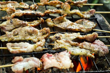 Tayland 'da ızgarada kızarmış domuz eti.