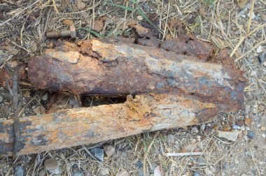 Yerdeki paslı demir direği kapatın.