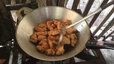 Tavada kızartılmış köfte.