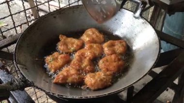 Tavada kızartılmış köfte.