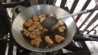 Tavada kızartılmış köfte.