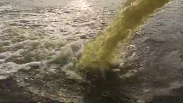 从管子里出来的水 — 图库视频影像