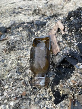 Kül ve şişeyi yere yakın.