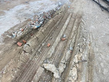 Yerde kuru teker izi var.