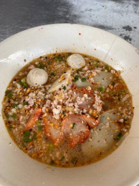 Tahta masadaki erişte çorbasını kapat.