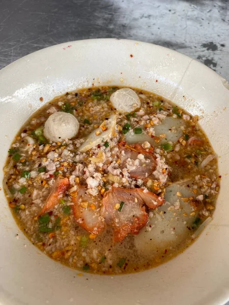 Tahta masadaki erişte çorbasını kapat.