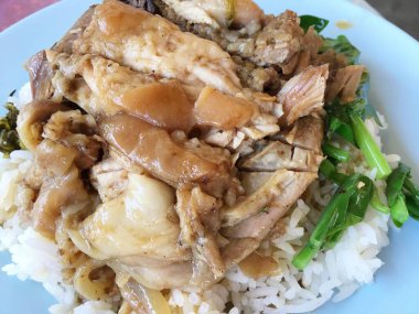 Güveç, domuz budu ve sıcak pirinç. 