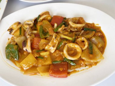 Baharatlı deniz ürünleri ve sebzeleri kapatın.