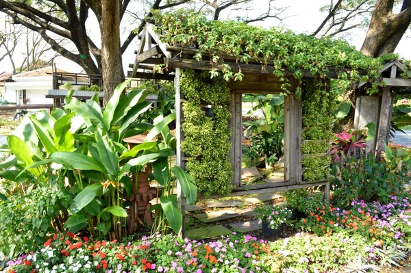 大自然花园的木门 — 图库照片