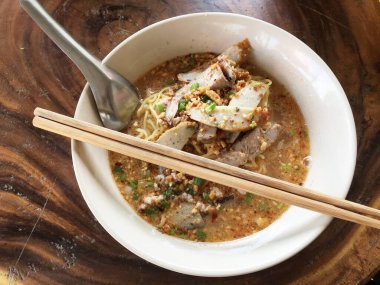 Tahta masadaki erişte çorbasını kapat.